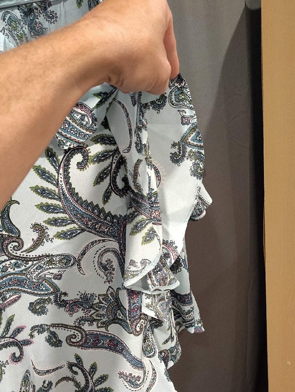 👕2 for 15$ Or 3 for 20$👕Suzy Shier Sage Paisley Ruffle V-Neck Blouse - Picture 4 of 5